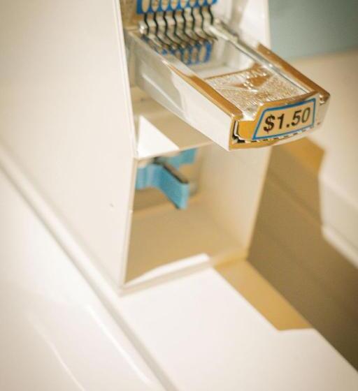 هتل Royal Inn & Suites