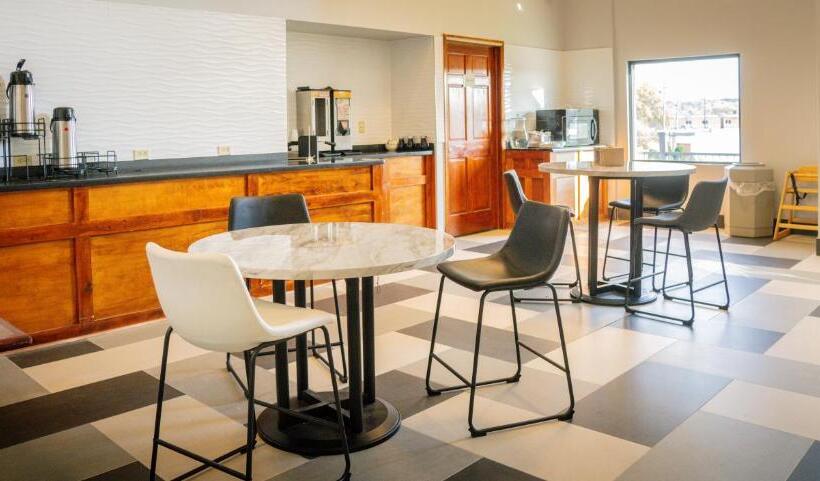 هتل Royal Inn & Suites