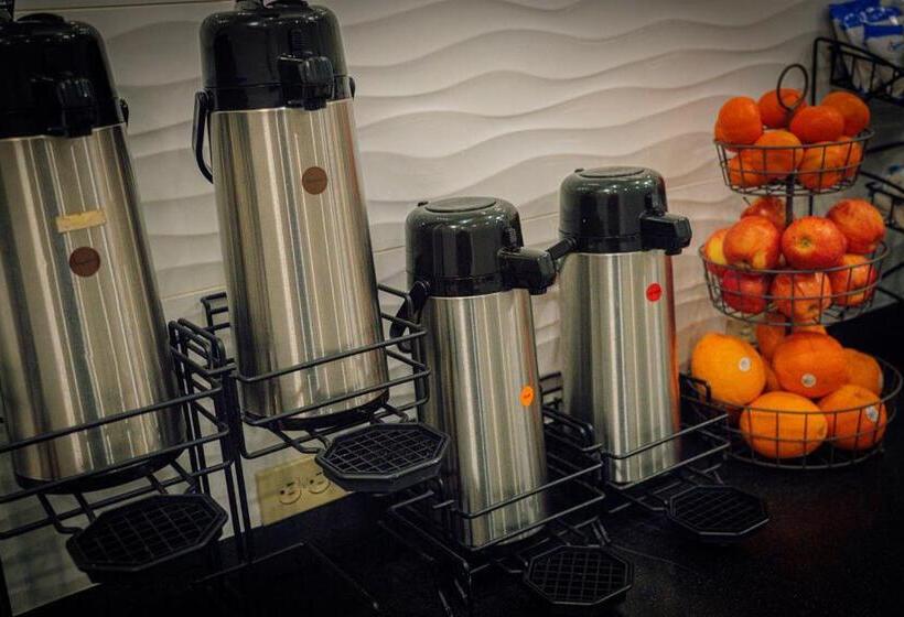 هتل Royal Inn & Suites