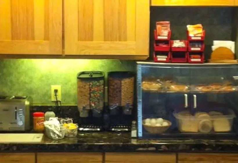 فندق على الطريق Magnuson Hotel Ely