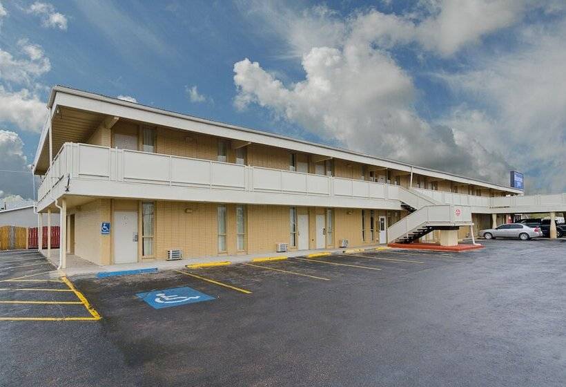 هتل Alamo Inn & Suites