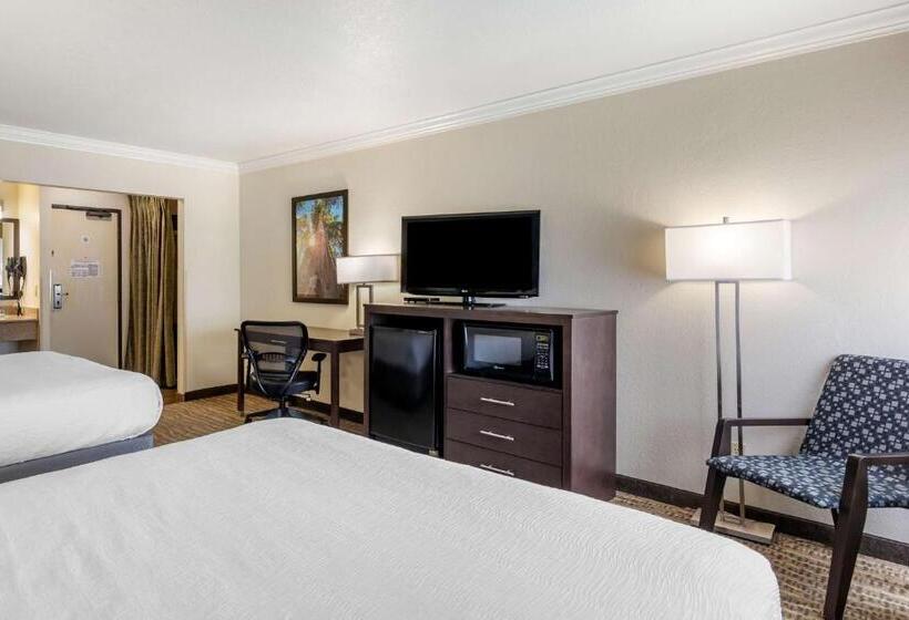 فندق Best Western Town & Country Lodge