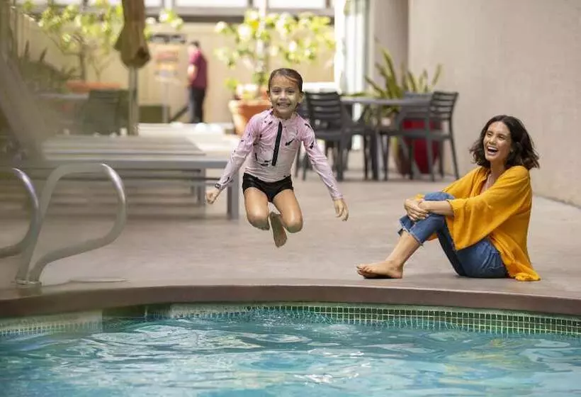 Отель Coconut Waikiki