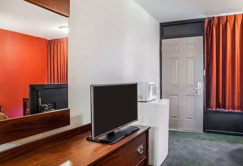 בית מלון כפרי Econo Lodge Jefferson City