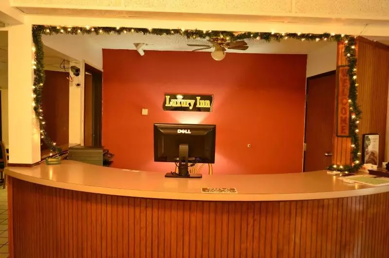 酒店 Luxury Inn & Suites