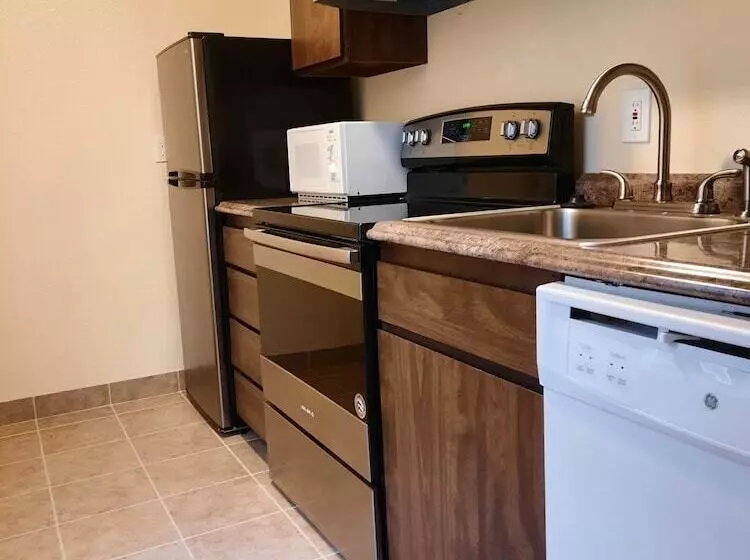 هتل Rivertree Inn & Suites