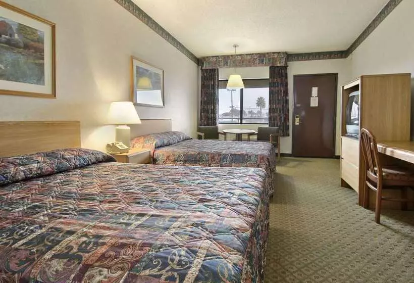 ホテル Travelodge By Wyndham Commerce Los Angeles Area