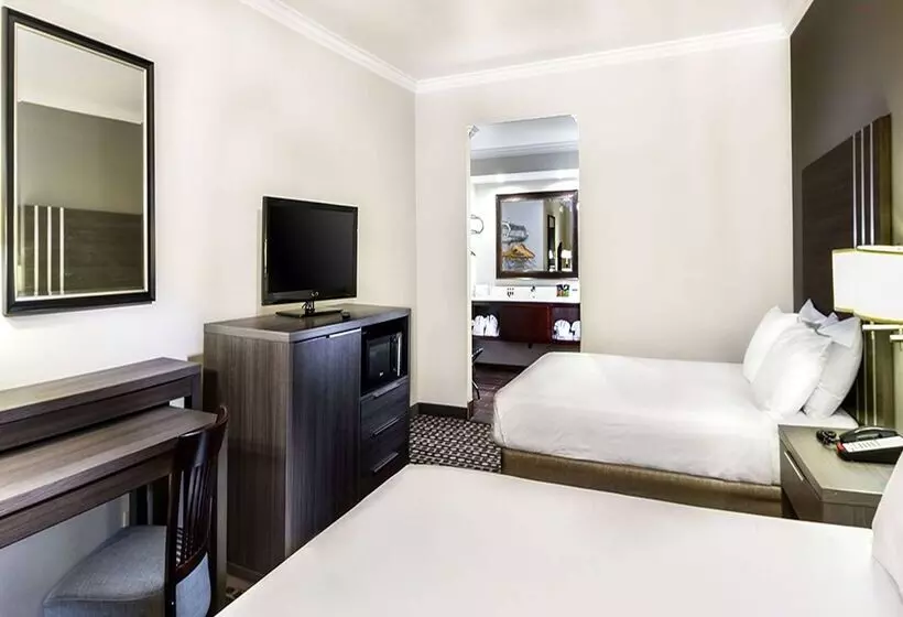 ホテル Travelodge By Wyndham Commerce Los Angeles Area