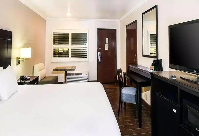 ホテル Travelodge By Wyndham Commerce Los Angeles Area