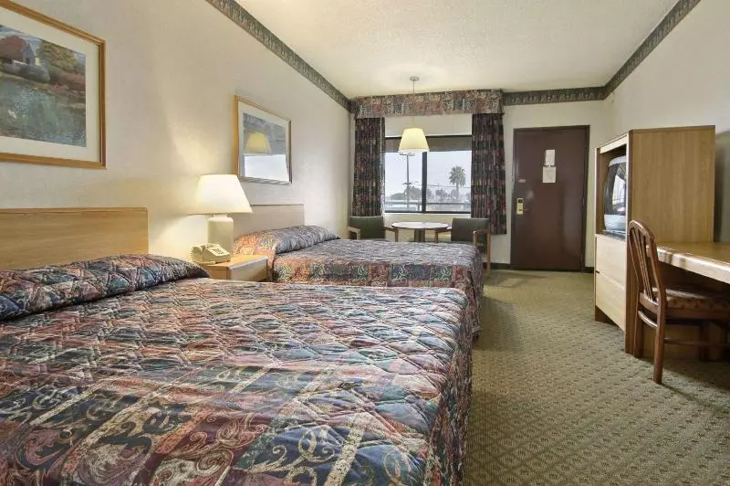 ホテル Travelodge By Wyndham Commerce Los Angeles Area