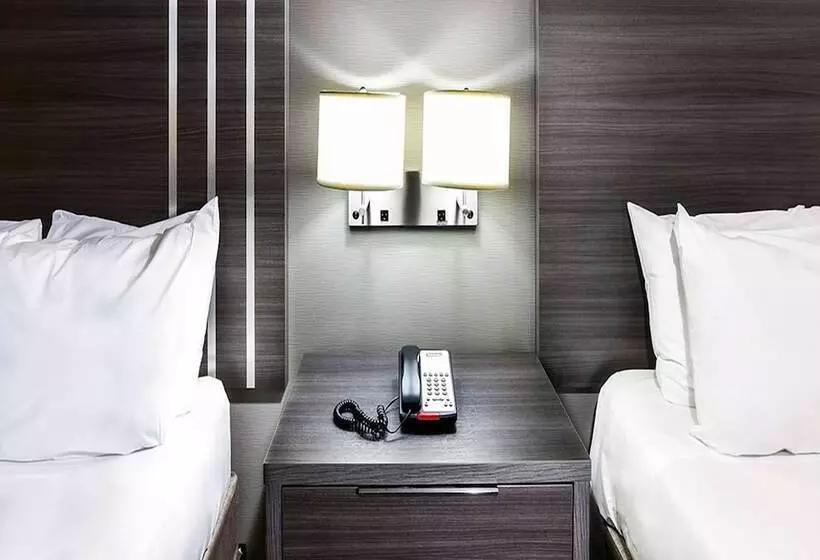 ホテル Travelodge By Wyndham Commerce Los Angeles Area