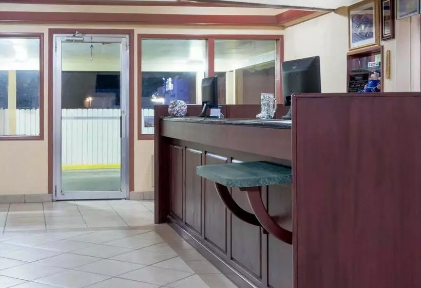 Отель Travelodge By Wyndham Dodge City