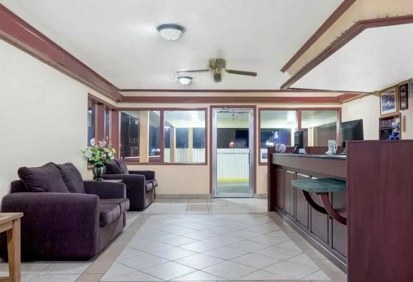 Отель Travelodge By Wyndham Dodge City