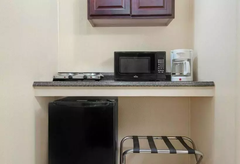 Отель Travelodge By Wyndham Dodge City