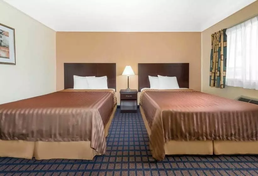 Отель Travelodge By Wyndham Dodge City