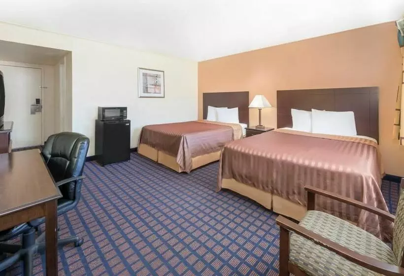 Отель Travelodge By Wyndham Dodge City