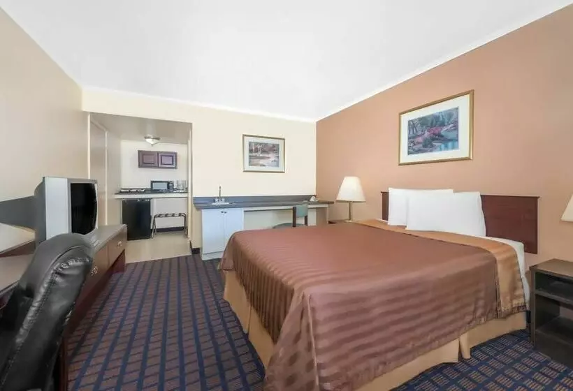 Отель Travelodge By Wyndham Dodge City