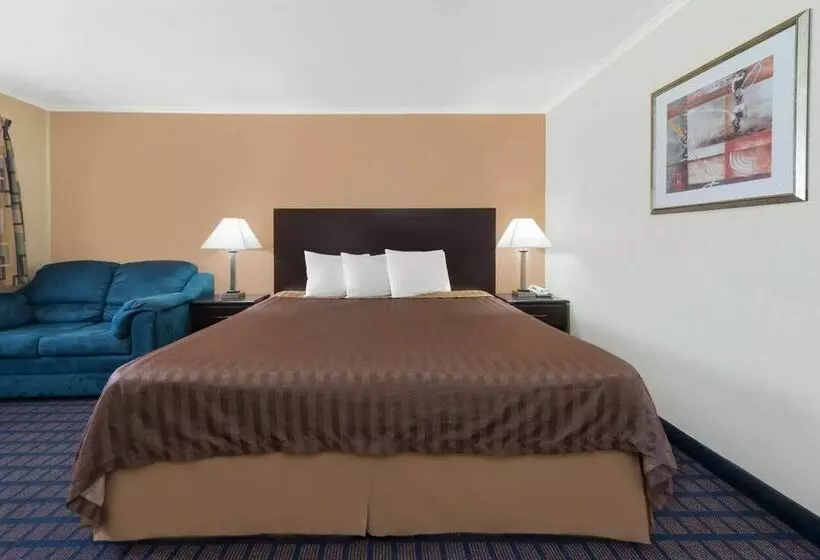 Отель Travelodge By Wyndham Dodge City