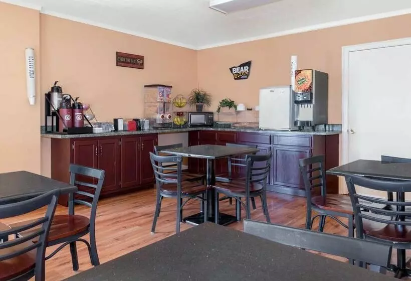 Отель Travelodge By Wyndham Dodge City