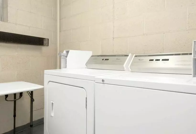 Отель Travelodge By Wyndham Dodge City