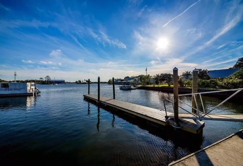 אתר נופש Paddletail Waterfront Lodge, Trademark Collection By Wyndham