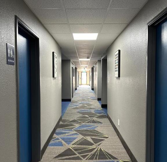 فندق American Inn Cedar Rapids South