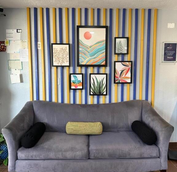 فندق American Inn Cedar Rapids South