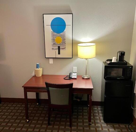 فندق American Inn Cedar Rapids South