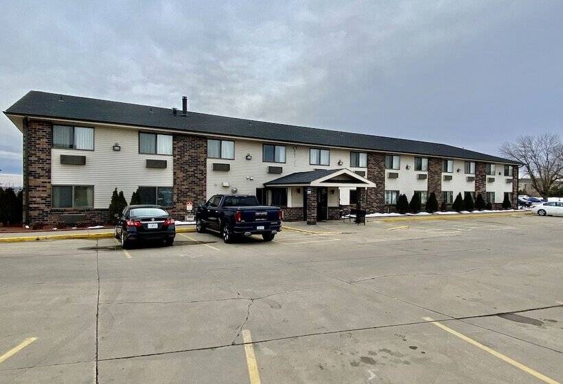 فندق American Inn Cedar Rapids South