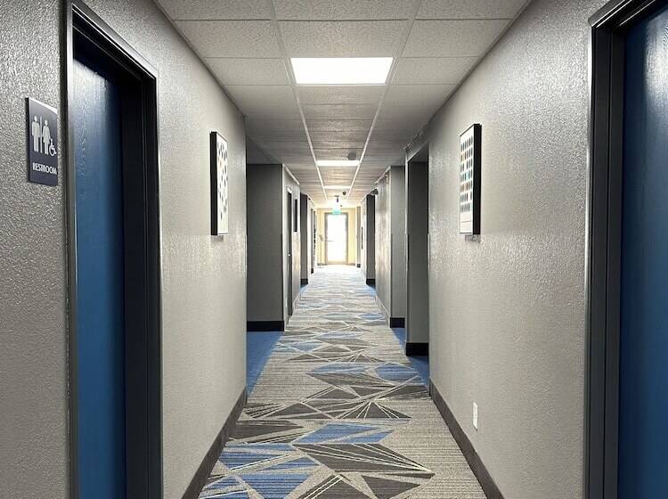 فندق American Inn Cedar Rapids South