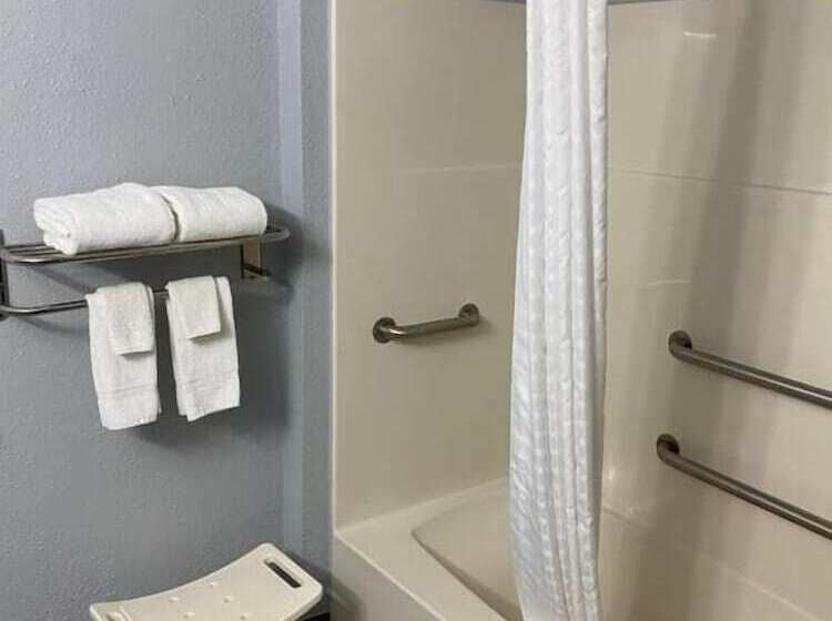 فندق American Inn Cedar Rapids South