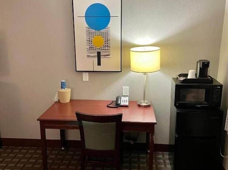 فندق American Inn Cedar Rapids South