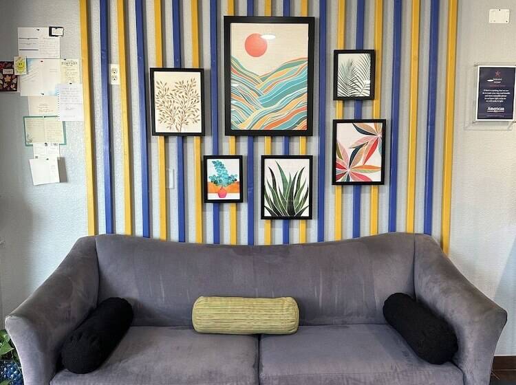 فندق American Inn Cedar Rapids South