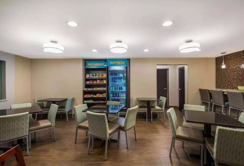 호텔 Clarion Pointe Downtown