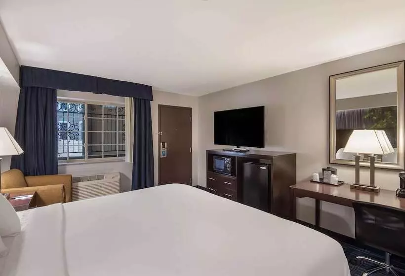 호텔 Clarion Pointe Downtown