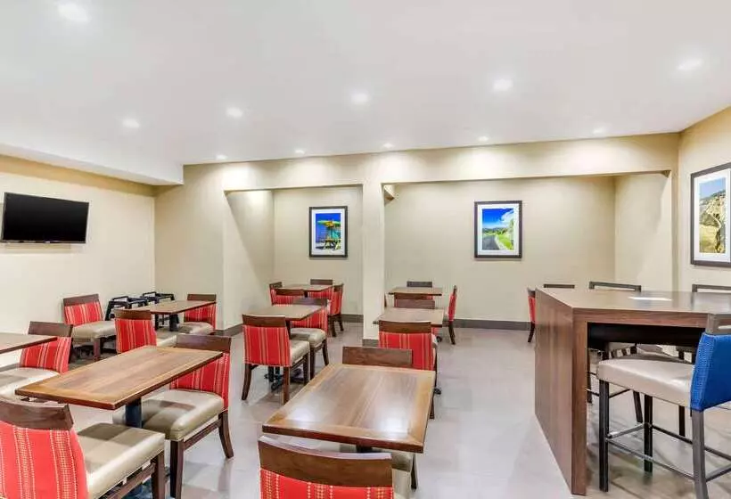 فندق Comfort Inn & Suites Orange County John Wayne Airport