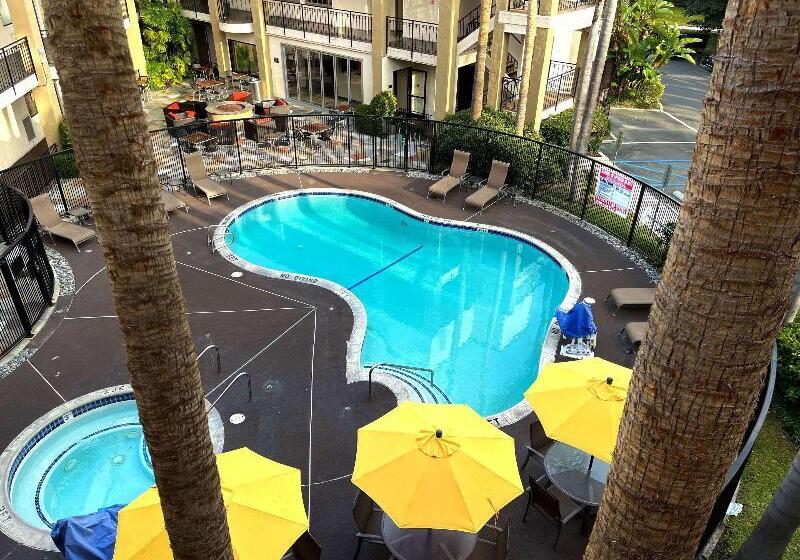 Отель Comfort Inn & Suites Orange County John Wayne Airport