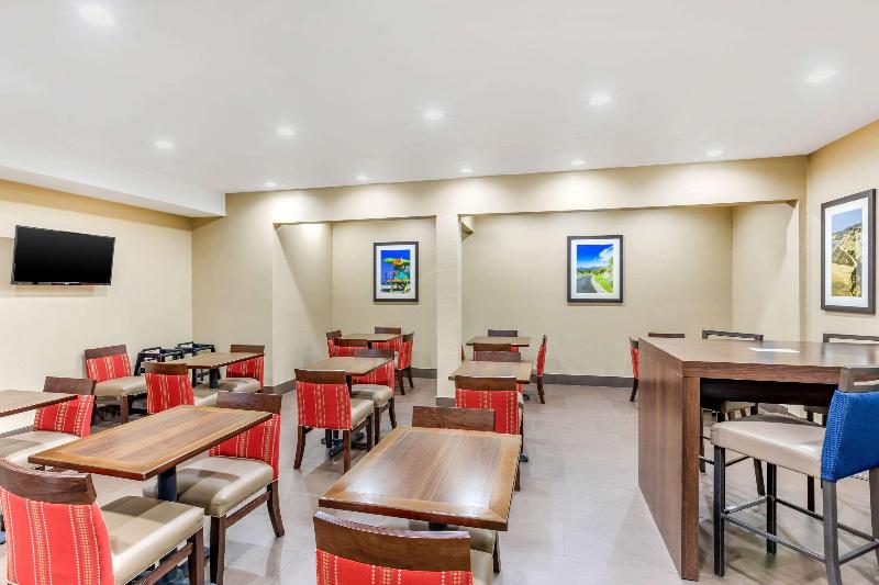 Отель Comfort Inn & Suites Orange County John Wayne Airport