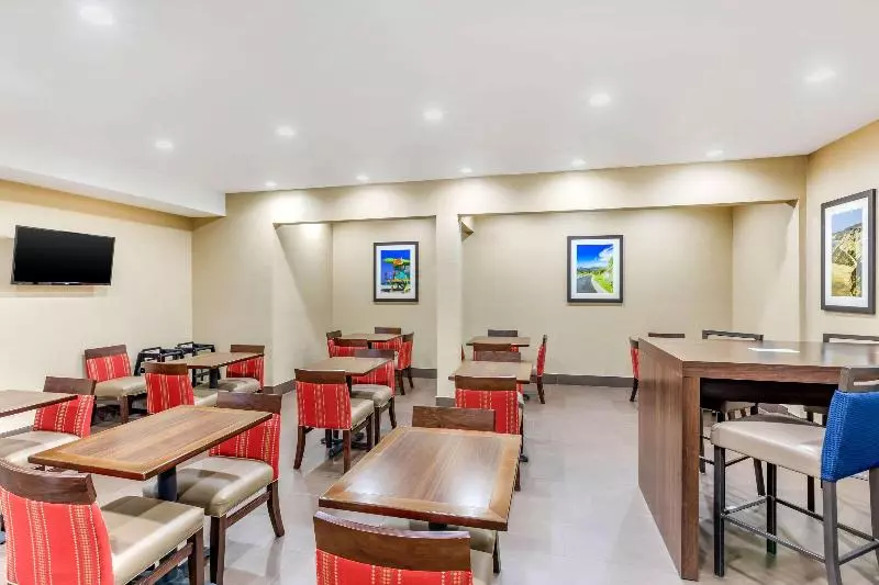 فندق Comfort Inn & Suites Orange County John Wayne Airport