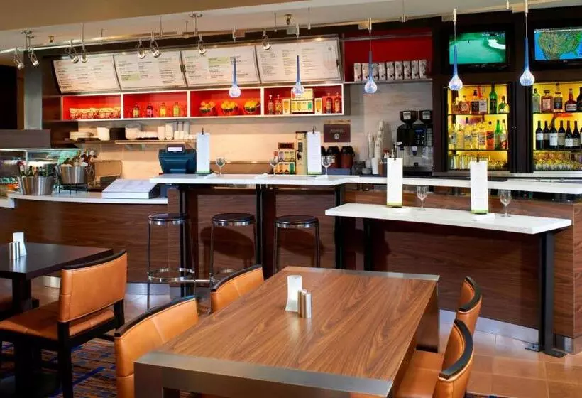 ホテル Courtyard Chicago Deerfield