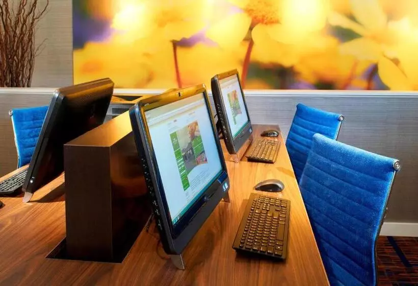 ホテル Courtyard Chicago Deerfield