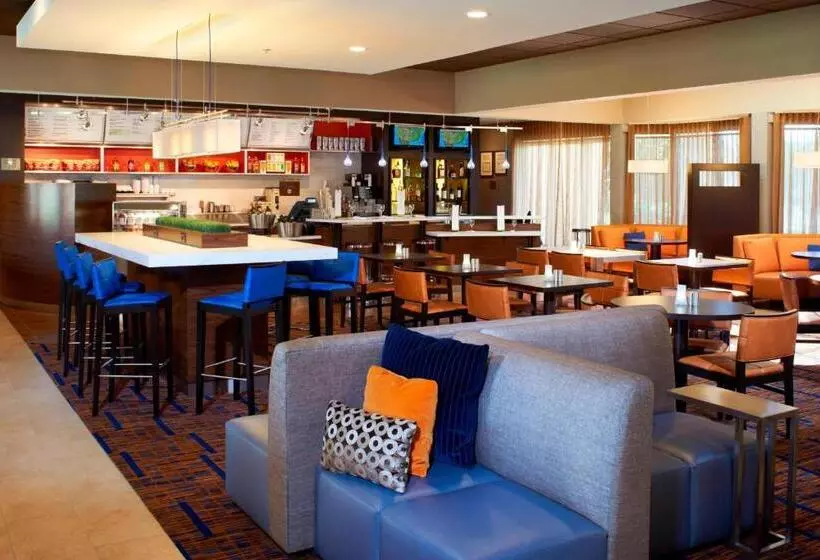 ホテル Courtyard Chicago Deerfield