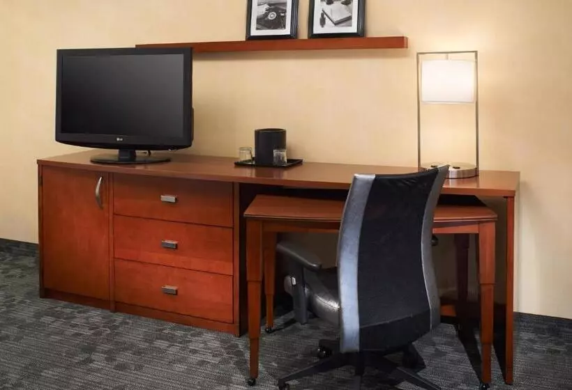 ホテル Courtyard Chicago Deerfield