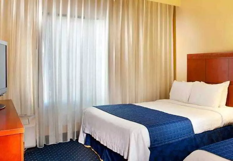 Отель Courtyard By Marriott Richmond West