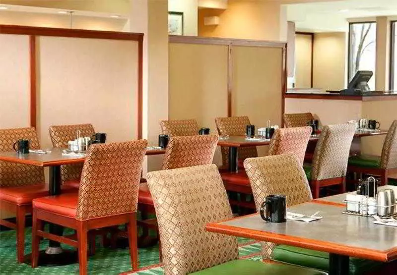 Отель Courtyard By Marriott Richmond West