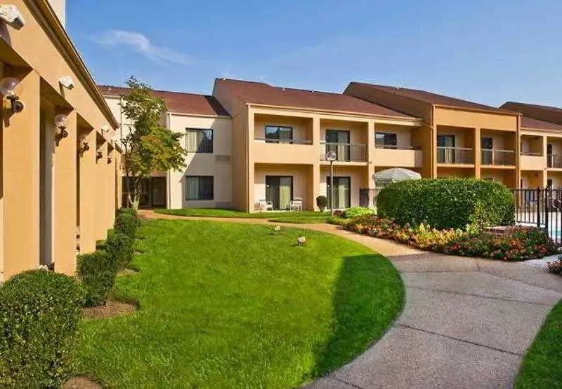 Отель Courtyard By Marriott Richmond West