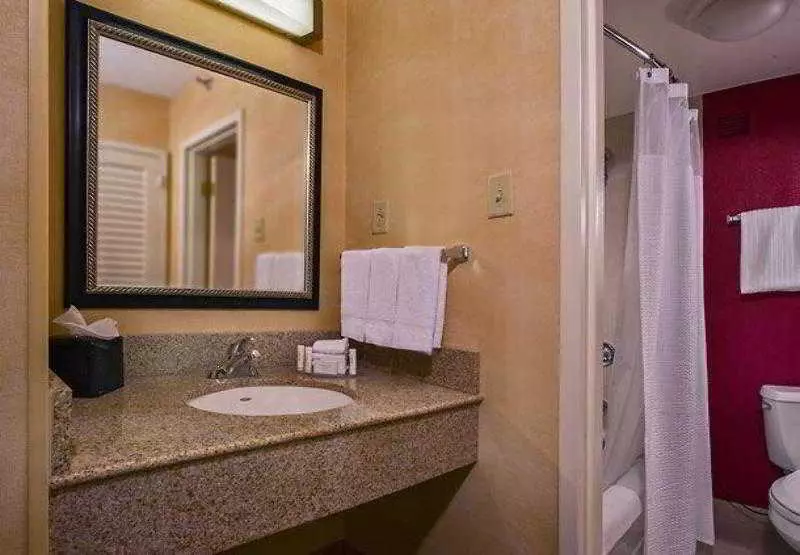 Отель Courtyard By Marriott Richmond West