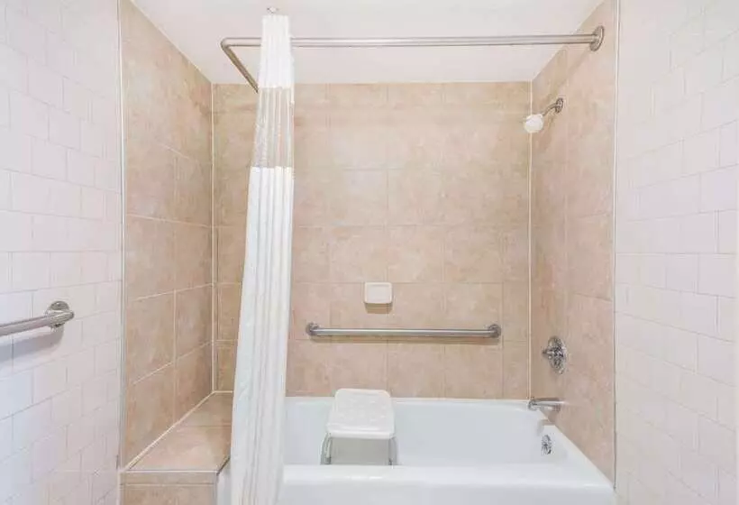 בית מלון כפרי Days Inn By Wyndham Hannibal