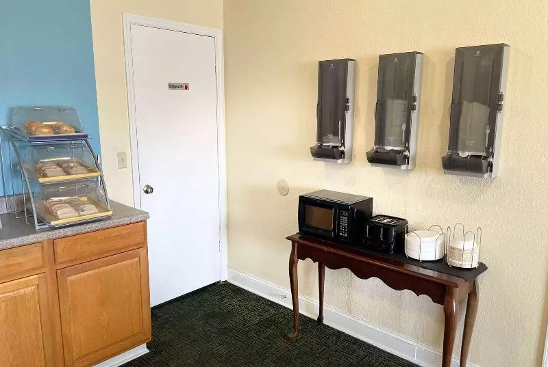 בית מלון כפרי Days Inn By Wyndham Hannibal