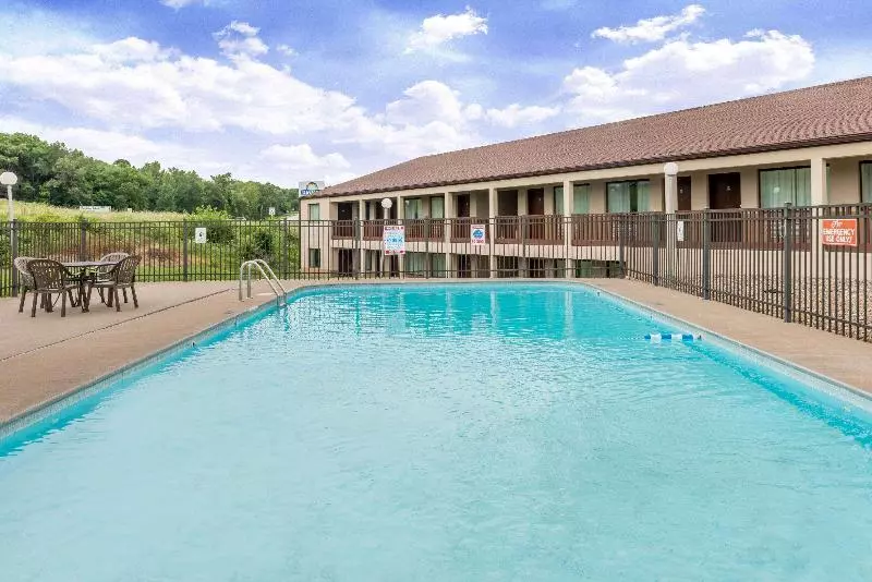 בית מלון כפרי Days Inn By Wyndham Hannibal